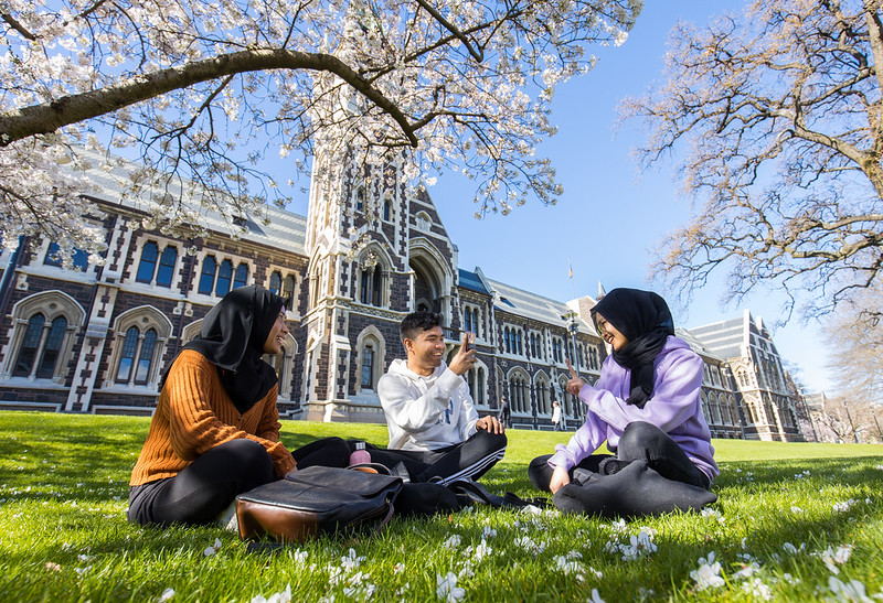 Image of international students in front of Otago clocktower