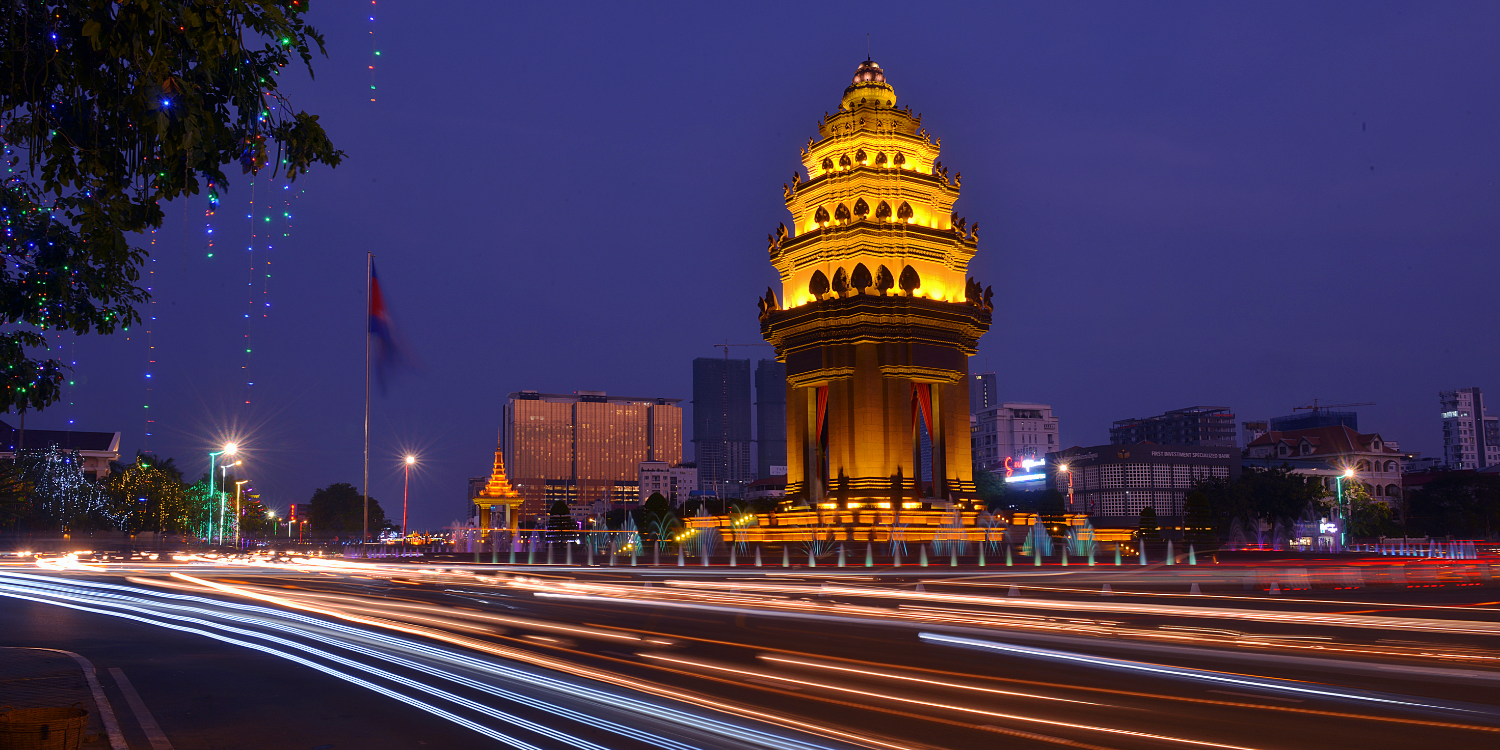 An image of the Independence Monument in Phnom Penh